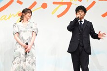 左から貫地谷しほり、和田正人。