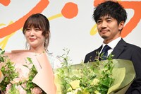 左から貫地谷しほり、和田正人。