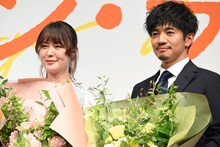 左から貫地谷しほり、和田正人。