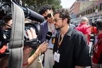 オーランド・ブルーム（手前）とアーチー・マデクウィ（奥）。