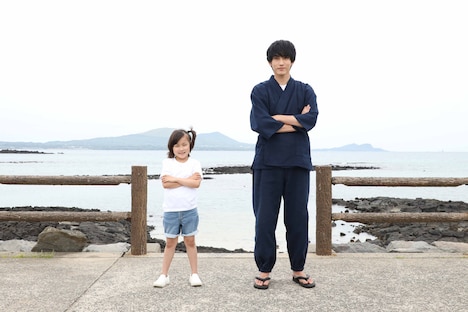 左から琴石なる役の宮崎莉里沙、半田清舟役の杉野遥亮。(c)フジテレビ