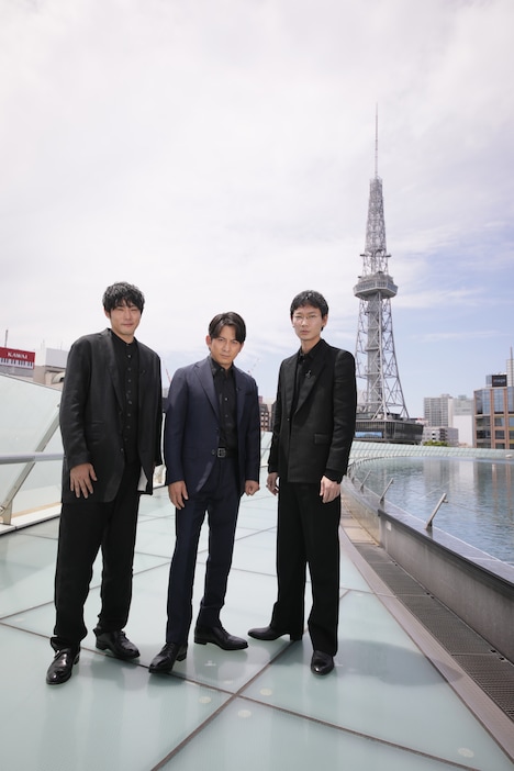 左から藤井道人、岡田准一、綾野剛。