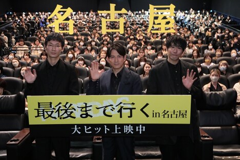 ミッドランドスクエアシネマでの「最後まで行く」イベントより。左から綾野剛、岡田准一、藤井道人。