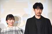 左から伊藤沙莉、竹野内豊。