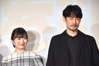 左から伊藤沙莉、竹野内豊。