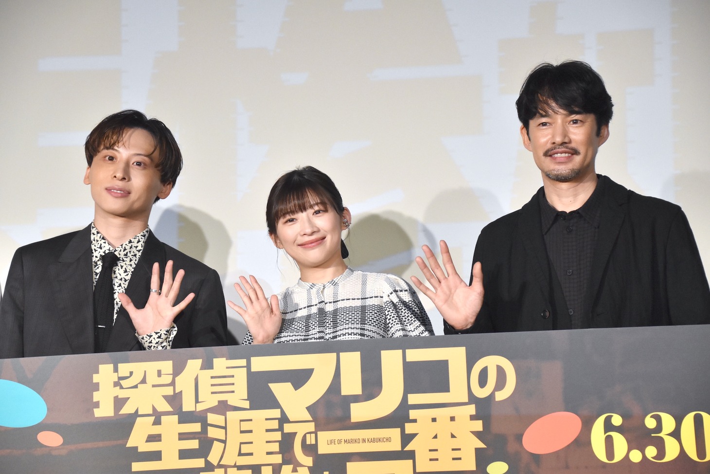 左から工藤大輝、伊藤沙莉、竹野内豊。