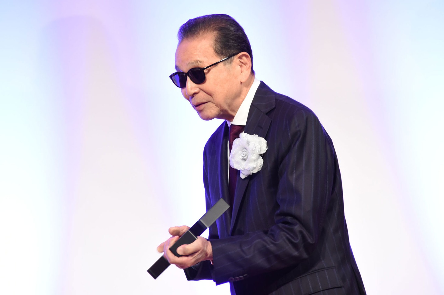 盾を授与されたタモリ。