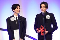 左から萩原利久、八木勇征。