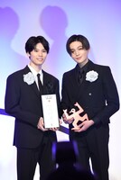 左から萩原利久、八木勇征。