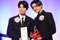 左から萩原利久、八木勇征。