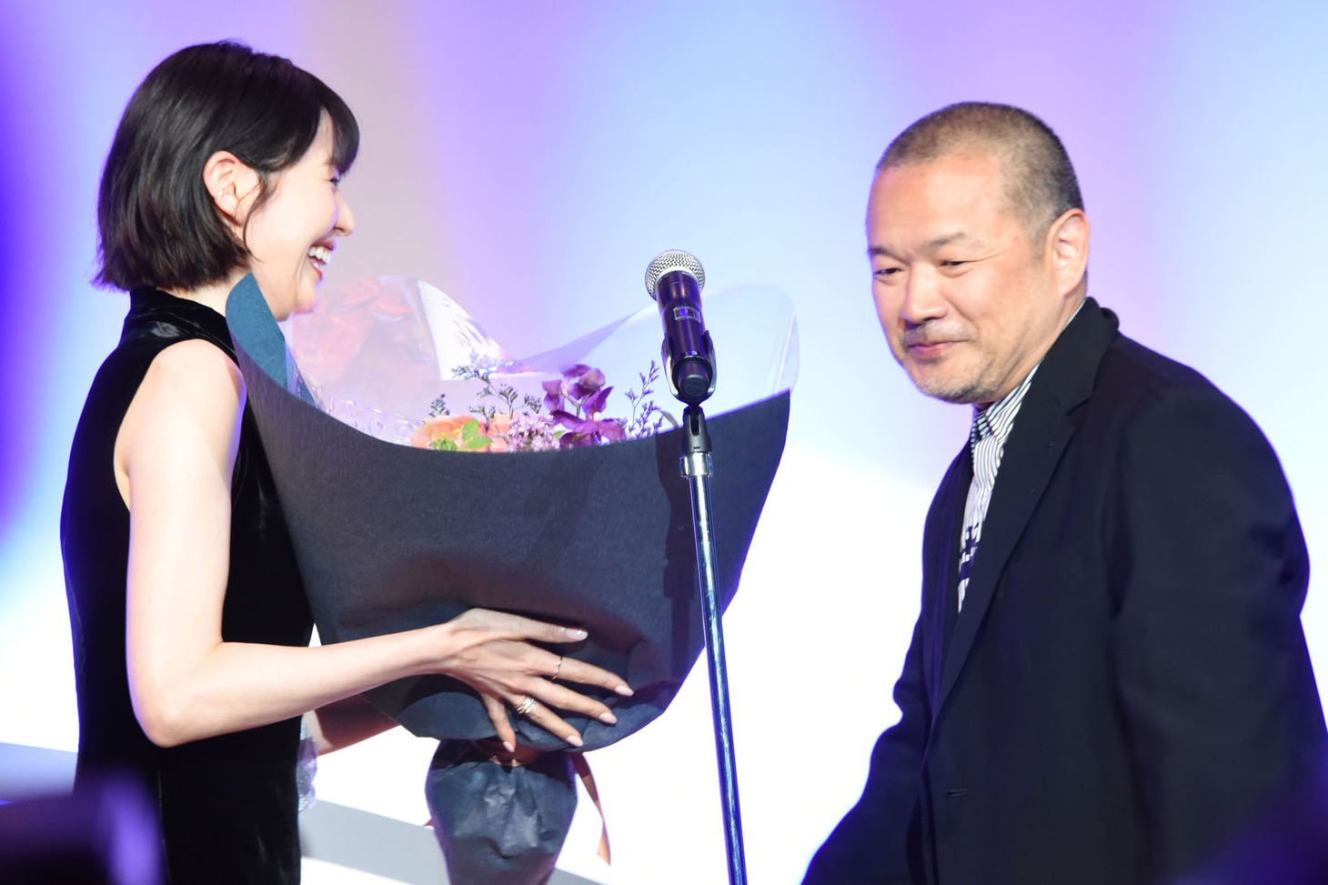 大根仁（右）からサプライズで花束を贈呈された長澤まさみ（左）。