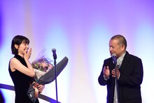 大根仁（右）からサプライズで花束を贈呈された長澤まさみ（左）。