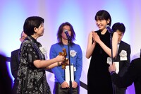 佐野亜裕美（左）と喜び合う長澤まさみ（右）。