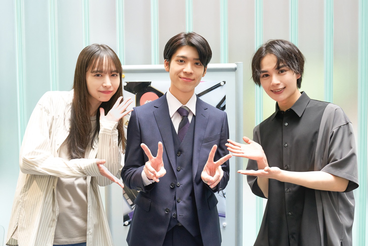 左から井桁弘恵、松島聡、大西流星。