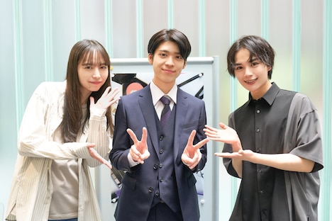 左から井桁弘恵、松島聡、大西流星。