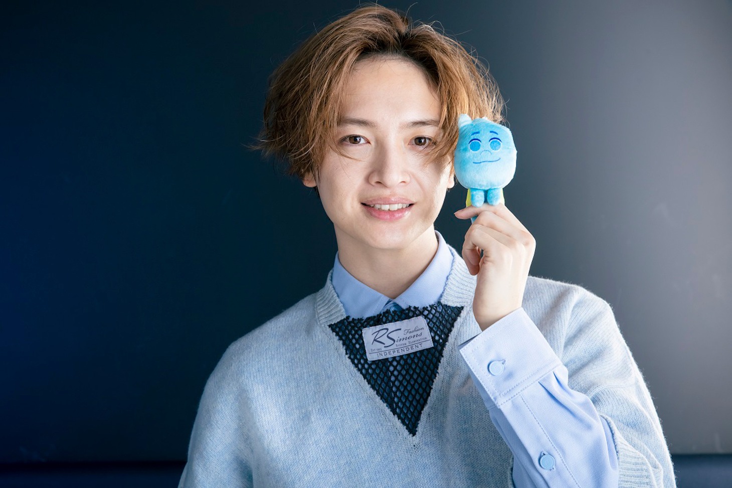 ウェイドのぬいぐるみと玉森裕太の2ショット写真。