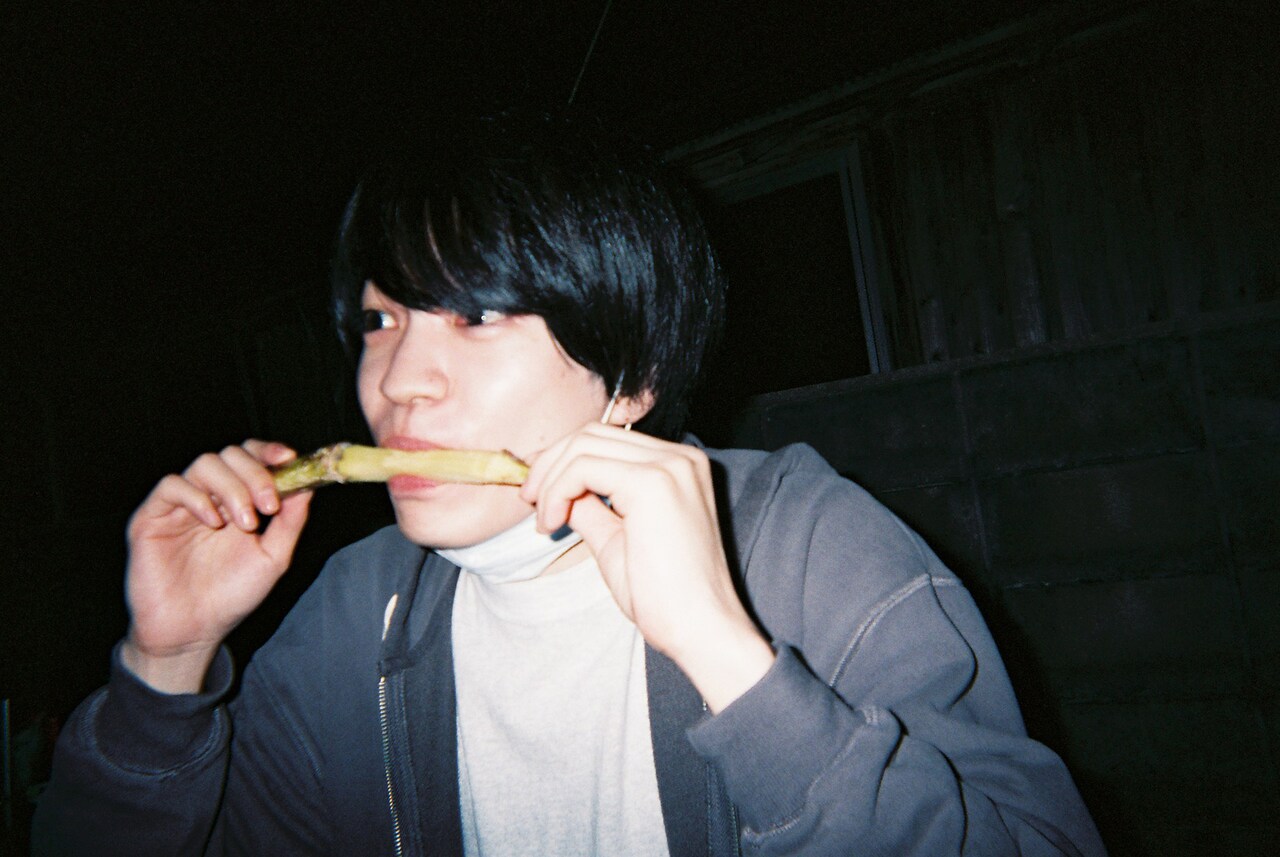 「忌怪島」の現場でサトウキビをかじる西畑大吾、オフショット13枚解禁