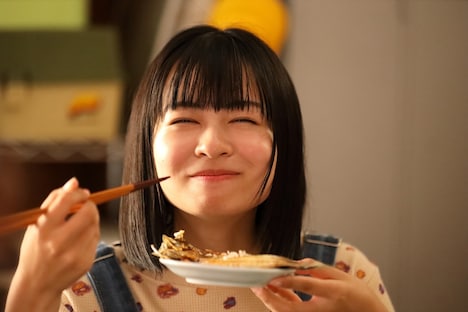 鶴木陽渚役の莉子。