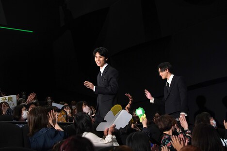 客席通路を歩いて登場した萩原利久（中央）と八木勇征（右）。