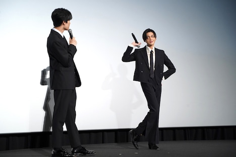 “いつも通りの美しさ”を褒められ、ポーズを決める八木勇征（右）。