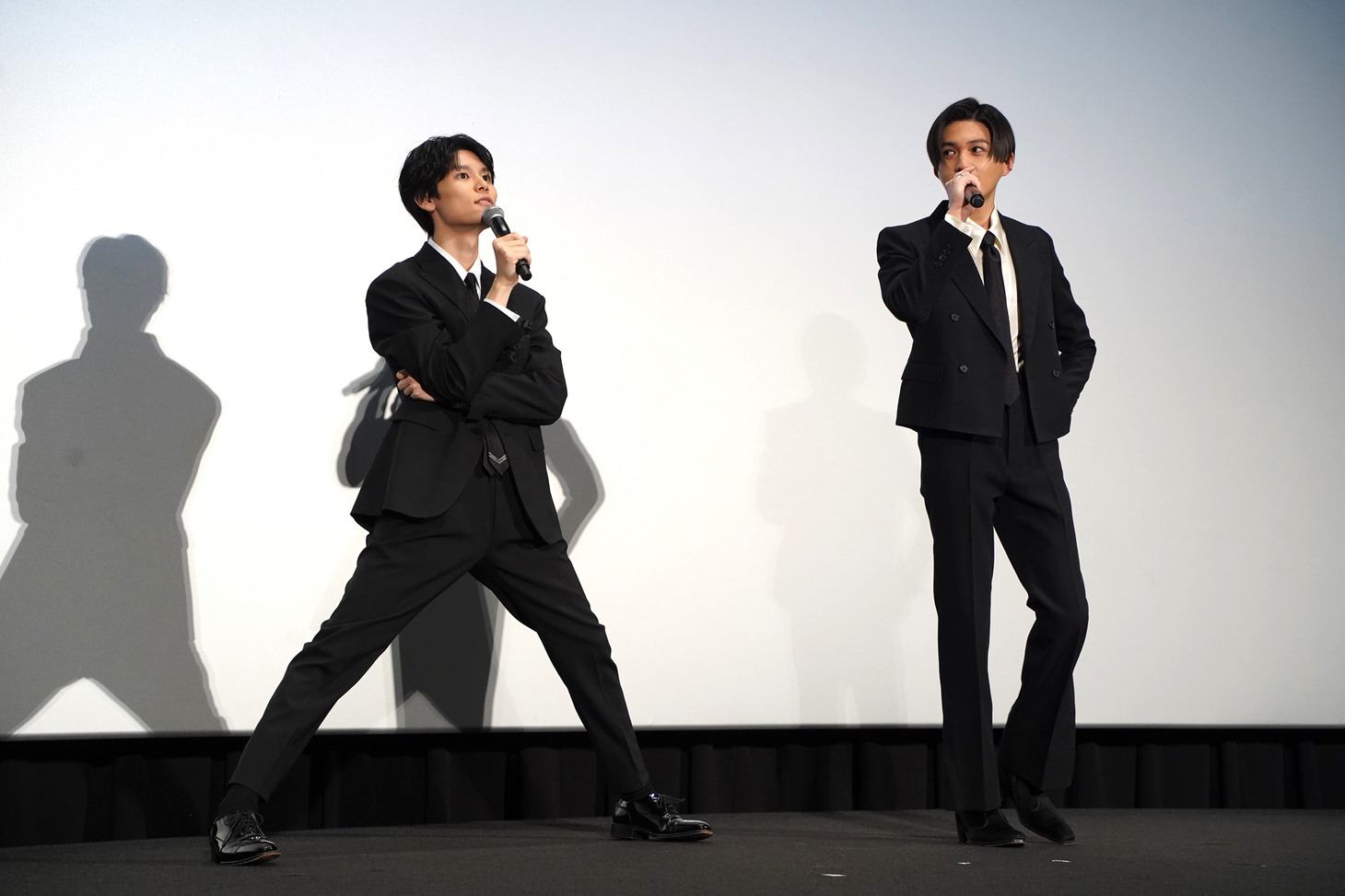 足を広げて客席を見渡す萩原利久（左）。