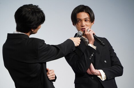 萩原利久（左）からマイクを向けられる八木勇征（右）。