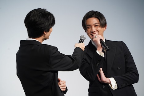 萩原利久（左）からマイクを向けられる八木勇征（右）。