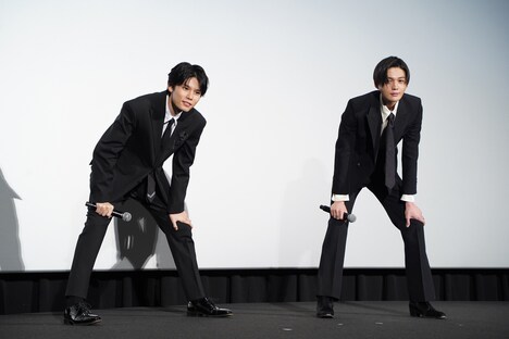 最終問題の客席の回答を待つ萩原利久（左）と八木勇征（右）。