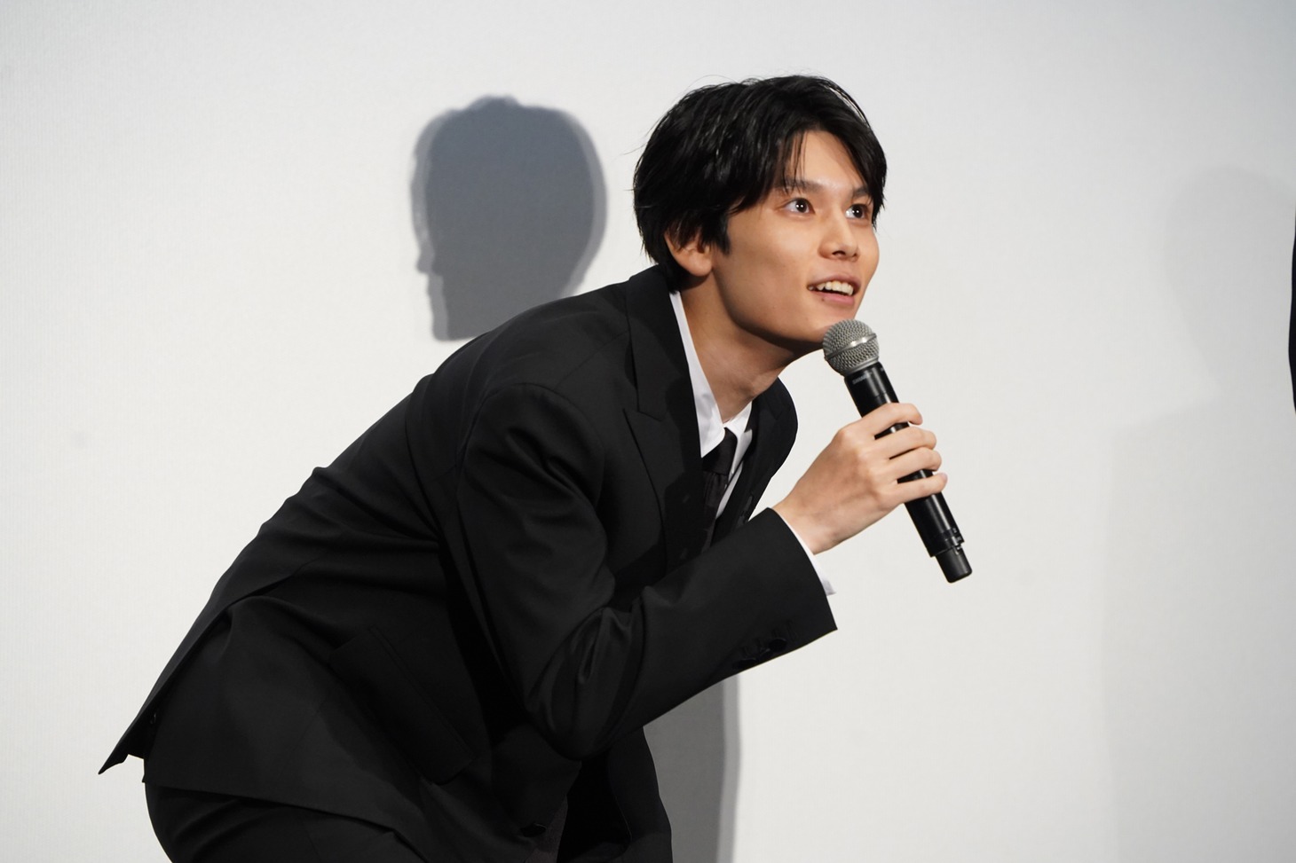 客席を見渡す萩原利久。