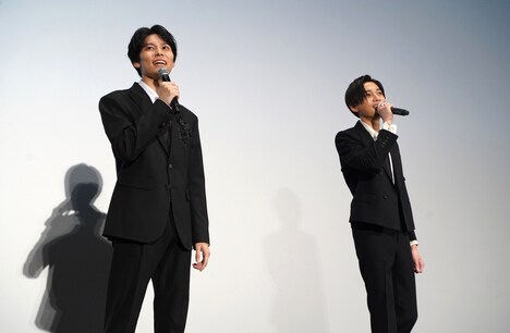 左から萩原利久、八木勇征。