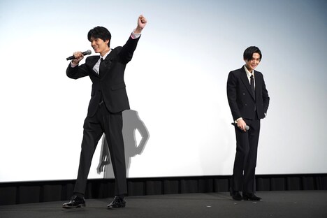 「ひらきよ500人アンケート対決」に勝利し、ガッツポーズを決める萩原利久（左）。