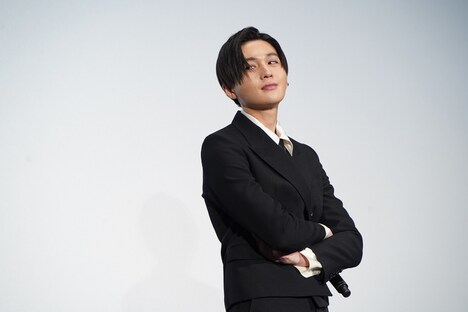 勝負に負けて流し目をする八木勇征。