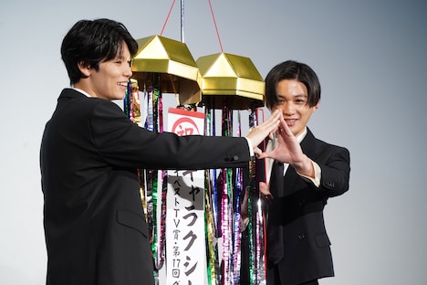 ギャラクシー賞受賞のくす玉を割るシーン。