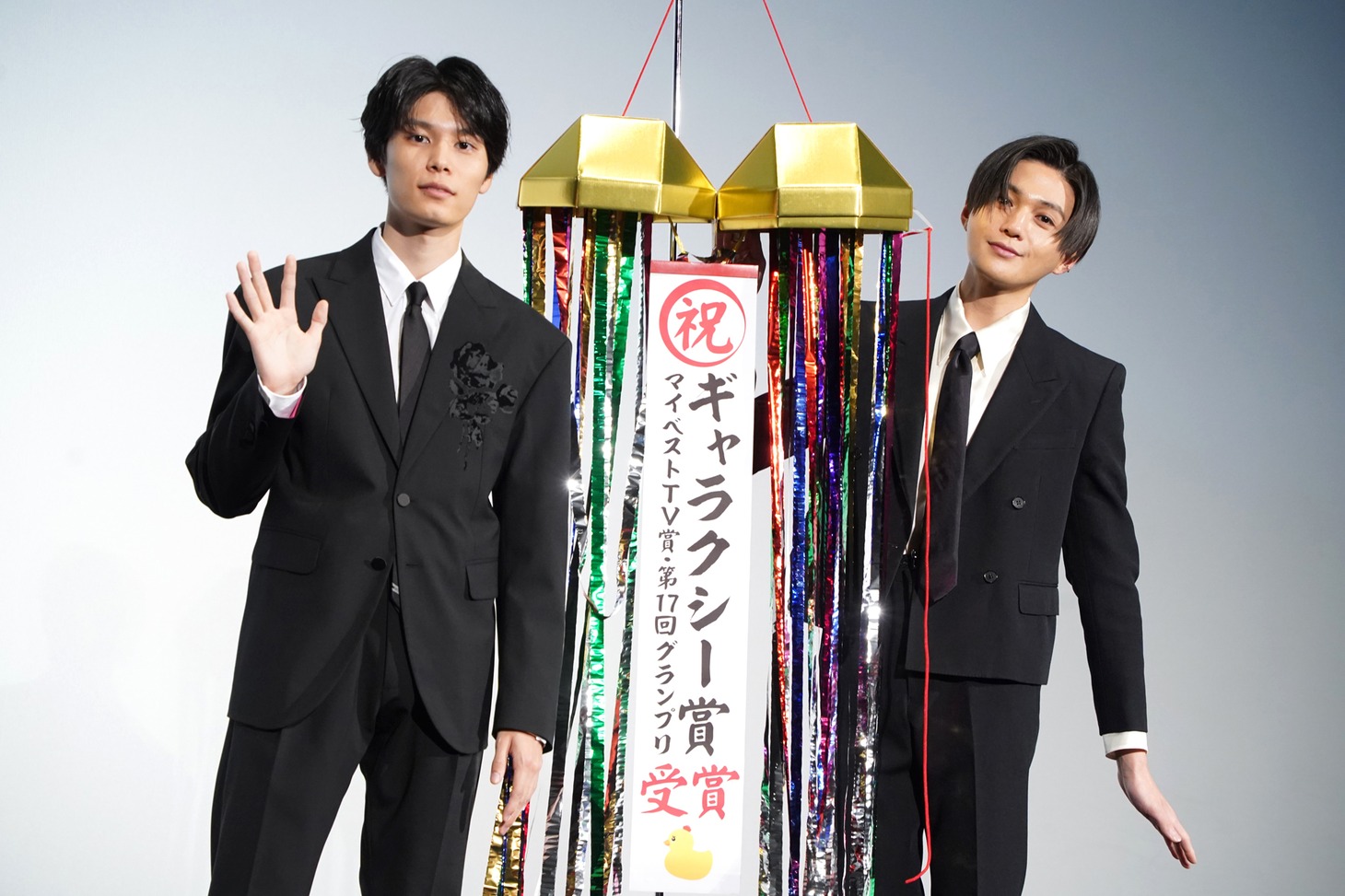 左から萩原利久、八木勇征。