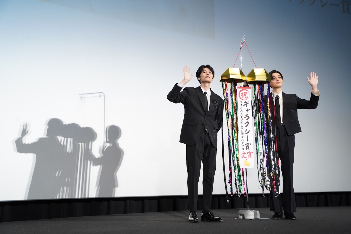 左から萩原利久、八木勇征。