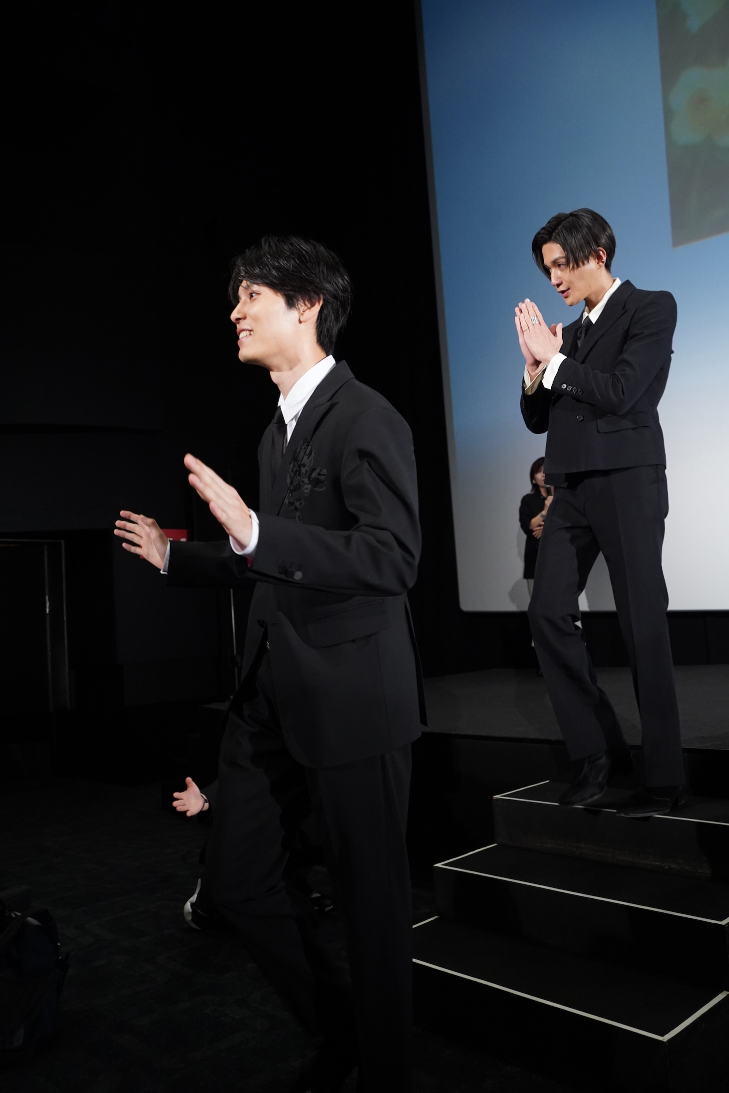会場をあとにする萩原利久と八木勇征。