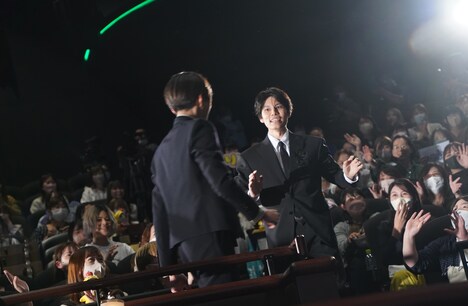 退場時に顔を見合わせる萩原利久（右）と八木勇征（左）。