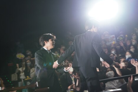 八木勇征（右）が萩原利久（左）の手を取り、会場をあとにした場面。