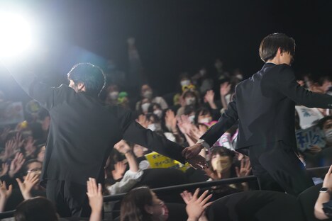 八木勇征（右）が萩原利久（左）の手を取り、会場をあとにした場面。