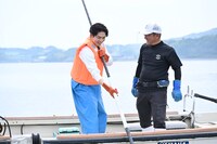 宍道湖でシジミ漁に挑戦する松下洸平。