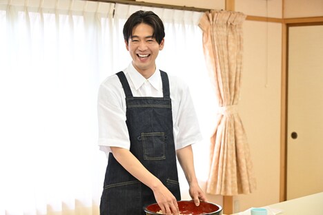 奥出雲でそば打ちを体験する松下洸平。