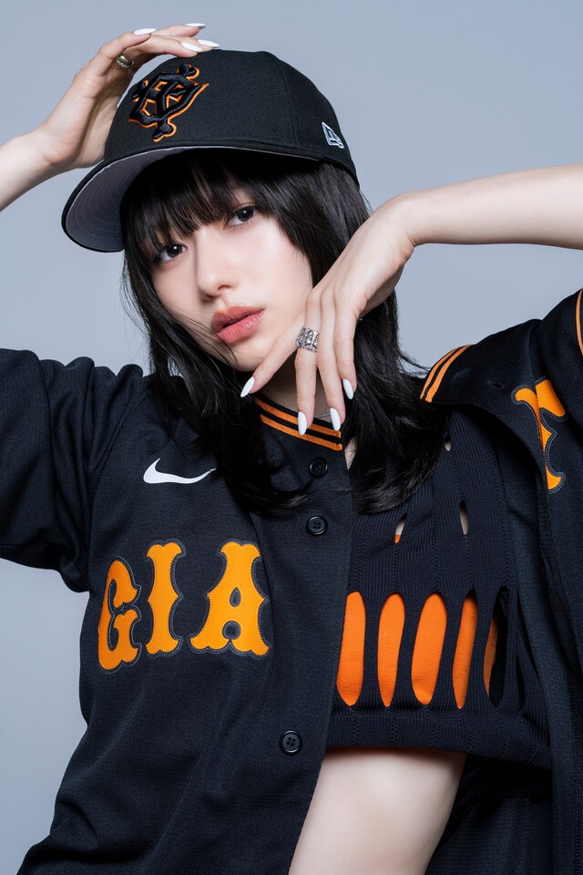 読売ジャイアンツのキャップとユニホームを着用した山本舞香。