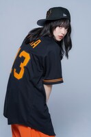 読売ジャイアンツのキャップとユニホームを着用した山本舞香。