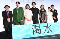 「渇水」公開初日舞台挨拶の様子。左から白石和彌、磯村勇斗、門脇麦、生田斗真、山崎七海、柚穂、高橋正弥。