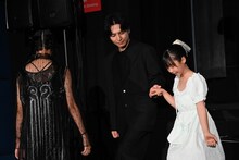 柚穂（右）をエスコートする生田斗真（中央）。