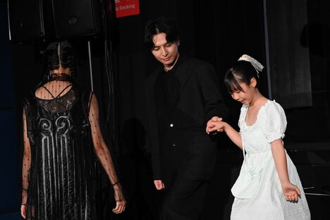 柚穂（右）をエスコートする生田斗真（中央）。