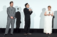 左から中村獅童、角田晃広、安藤サクラ。