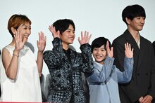 永山瑛太（右）の発言にちなんで両手を上げる安藤サクラ（左）、黒川想矢（中央左）、柊木陽太（中央右）。