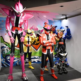 「ドンブラザーズ」あとのまつり展は明日から、小道具だけでなく井上敏樹の書も