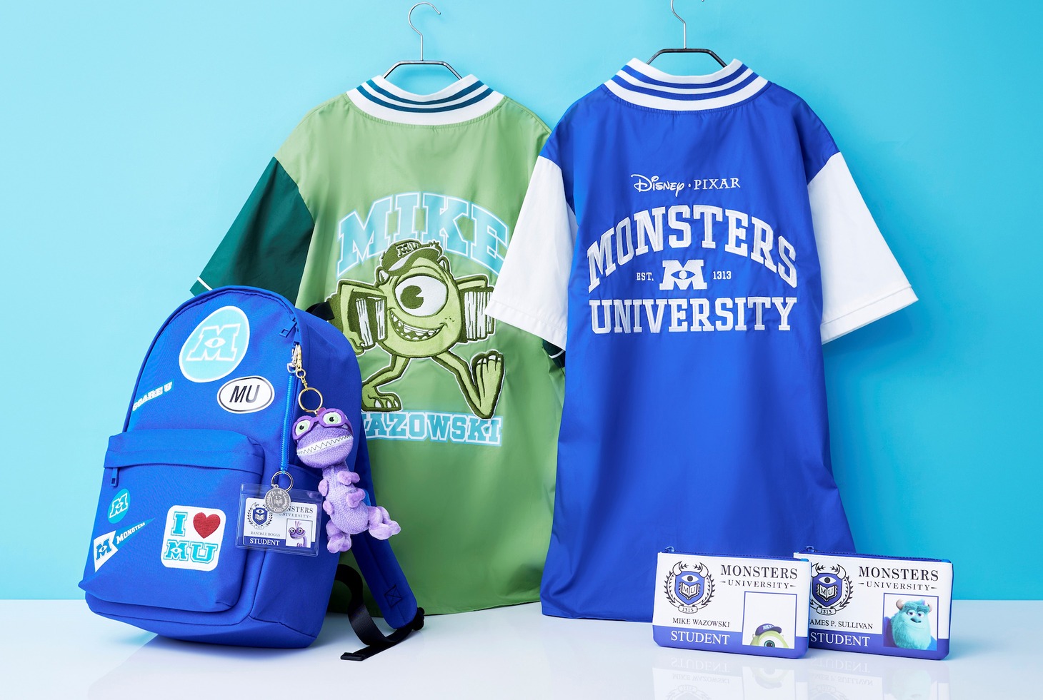 バックパック（税込6490円）、半袖シャツ（左：マイク / 右：モンスターズ・ユニバーシティ / 税込7480円）、ポーチ（左：マイク / 右：サリー / 税込1430円）